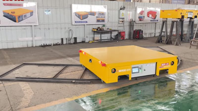 Iarnród ARC/S-chruthach ag rith cart aistrithe iarnróid